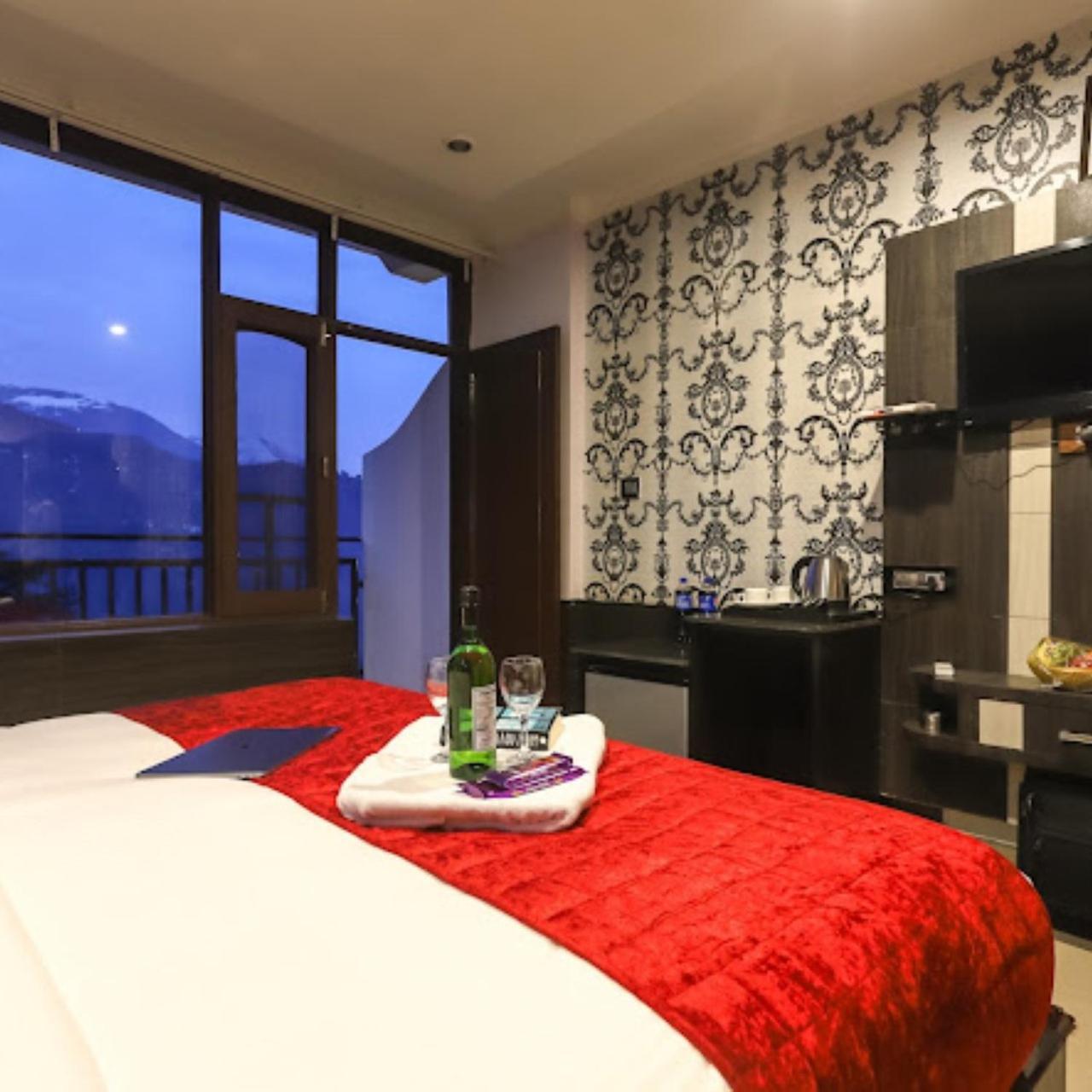 דרמסאלה Hotel Holiday Hill, Near Mall Road, Mcleodganj# Parking#Restaurant מראה חיצוני תמונה