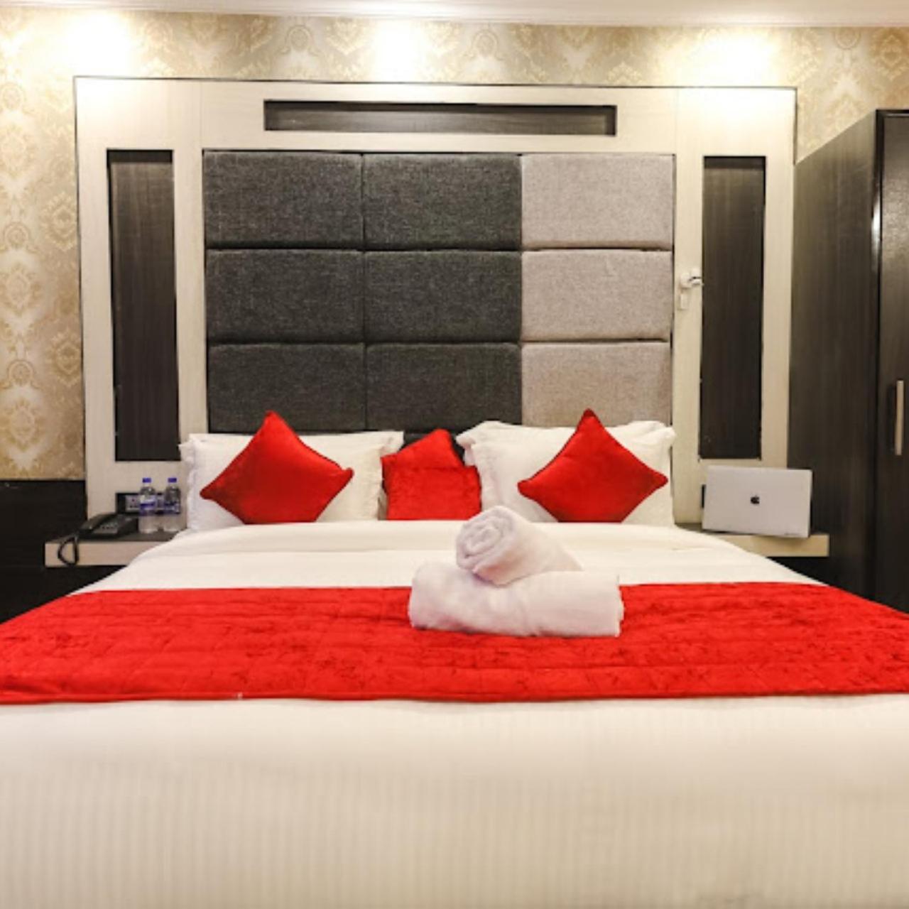 דרמסאלה Hotel Holiday Hill, Near Mall Road, Mcleodganj# Parking#Restaurant מראה חיצוני תמונה