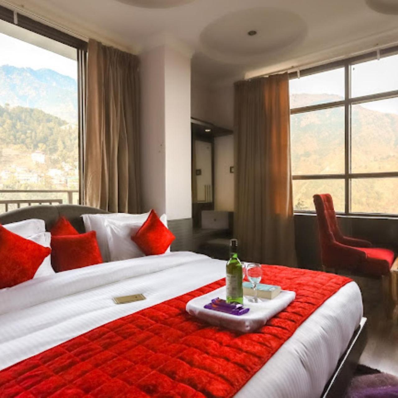 דרמסאלה Hotel Holiday Hill, Near Mall Road, Mcleodganj# Parking#Restaurant מראה חיצוני תמונה